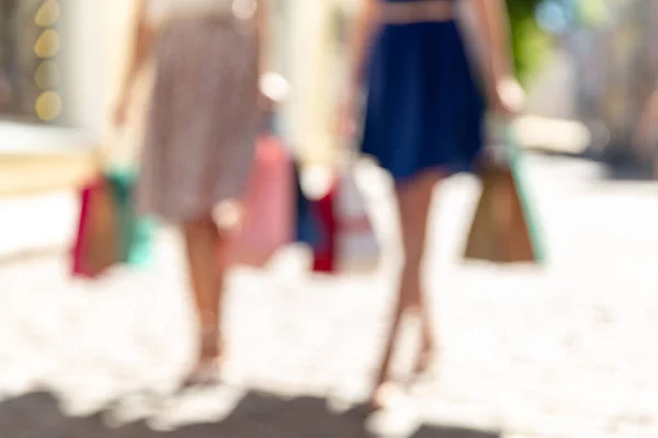 Mulheres com sacos de compras andando na cidade — Fotografia de Stock