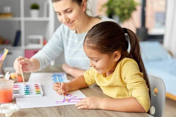 Madre con figlioletta che disegna a casa — Foto Stock