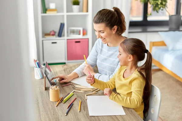 Madre e figlia con tablet pc disegno a casa — Foto Stock