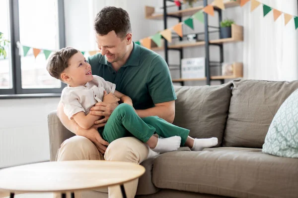 Glad far och lille son på födelsedagsfest hemma — Stockfoto