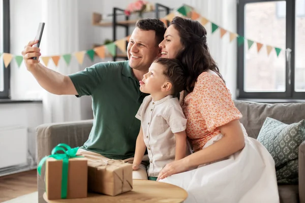 Gelukkig familie nemen selfie op verjaardag thuis — Stockfoto