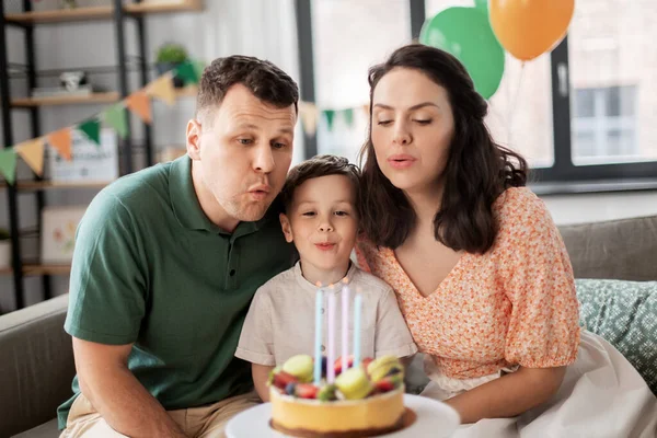 家里有生日蛋糕的快乐家庭 — 图库照片