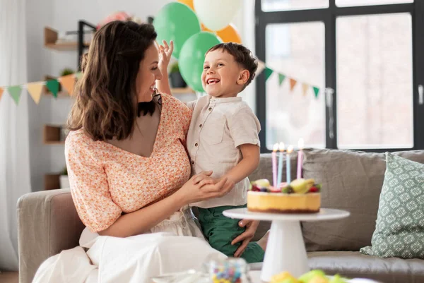 Mãe feliz e filho com bolo de aniversário em casa — Fotografia de Stock