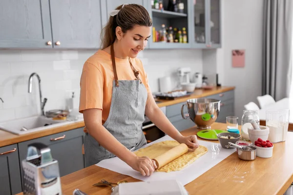 Frau kocht Essen und backt zu Hause in der Küche — Stockfoto