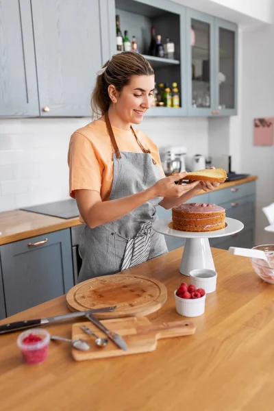 Mujer cocina comida y hornear en la cocina en casa —  Fotos de Stock