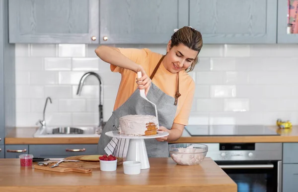 Frau kocht Essen und backt zu Hause in der Küche — Stockfoto
