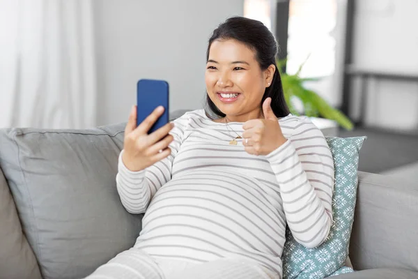 Ευτυχισμένη έγκυος γυναίκα που έχει βιντεοκλήση στο τηλέφωνο — Φωτογραφία Αρχείου