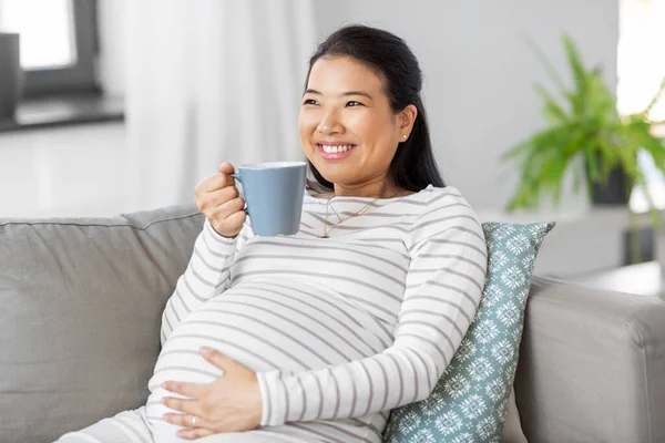 Mulher grávida feliz beber chá em casa — Fotografia de Stock