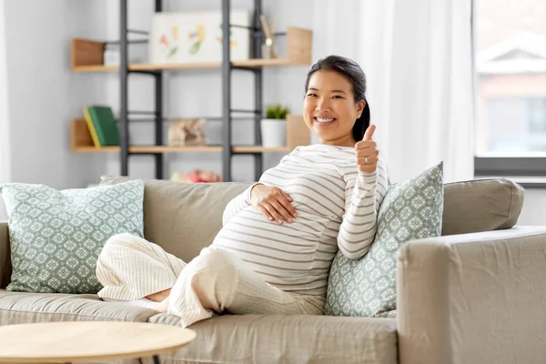 Feliz grávida asiático mulher mostrando polegares para cima — Fotografia de Stock