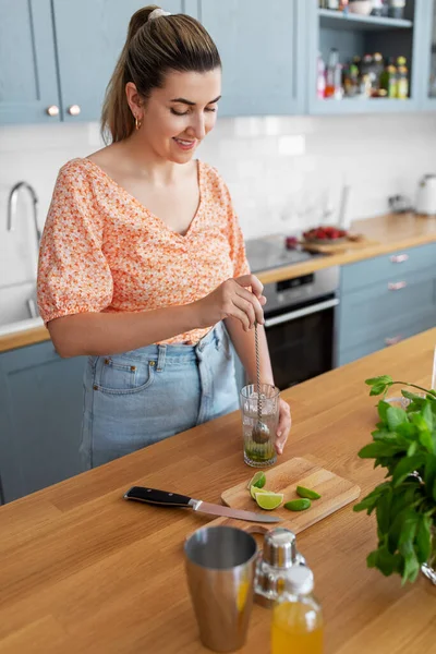 Жінка робить коктейльні напої на домашній кухні — стокове фото