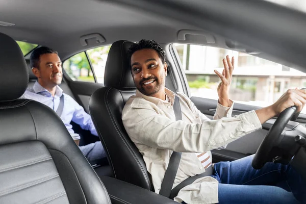 Medelålders manlig passagerare pratar med bilförare — Stockfoto