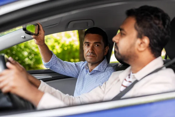 Istruttore di scuola guida auto insegnamento conducente maschile — Foto Stock