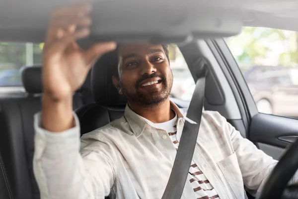 Leende indian man eller förare kör bil — Stockfoto
