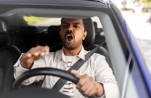 Arrabbiato uomo indiano o autista guida auto — Foto Stock