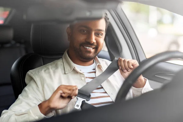 笑着的印地安人或司机开车 — 图库照片