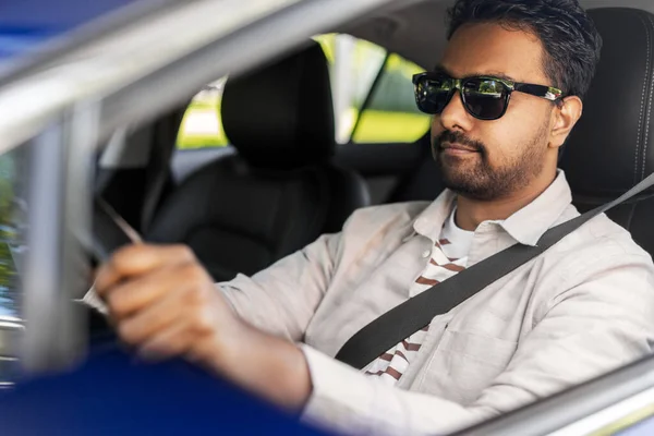 Leende indian man i solglasögon kör bil — Stockfoto