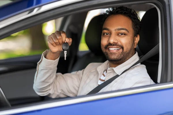 Leende indian man eller förare visar bilnyckeln — Stockfoto