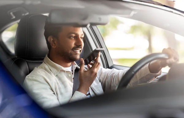 Homme conduisant la voiture et enregistrant la voix par smartphone — Photo