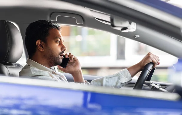 Indianin prowadzi samochód i dzwoni na smartfona — Zdjęcie stockowe