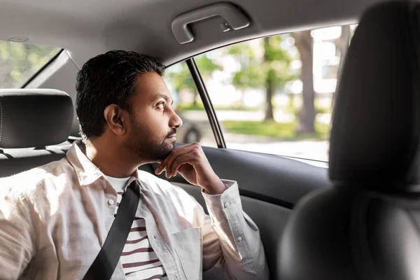 Pensando índio masculino passageiro em táxi carro — Fotografia de Stock