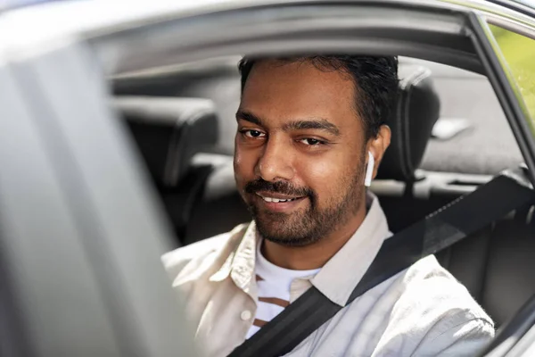 Άνθρωπος ή οδηγός με ασύρματα ακουστικά που οδηγεί αυτοκίνητο — Φωτογραφία Αρχείου