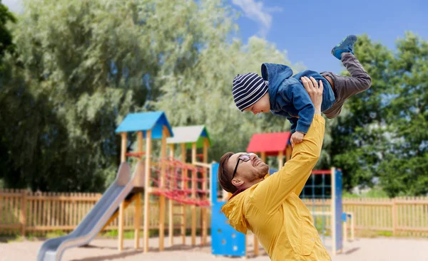 Pai com filho brincando e se divertindo ao ar livre — Fotografia de Stock