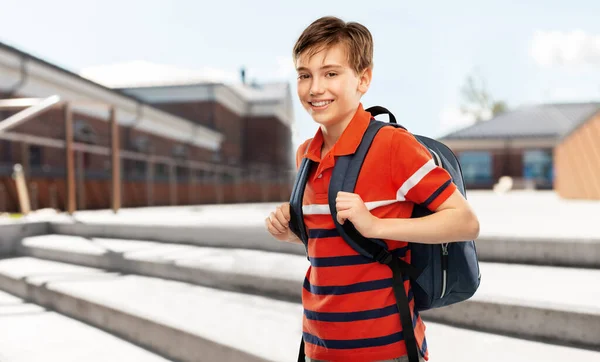 Uśmiechnięty student chłopiec z plecakiem — Zdjęcie stockowe