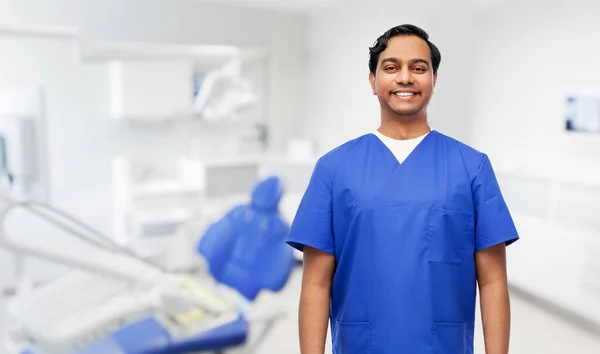 Médico indio feliz o dentista en el consultorio dental —  Fotos de Stock