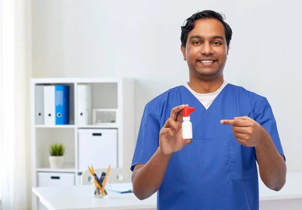 Mosolygó indiai férfi orvos vagy nővér gyógyszerrel — Stock Fotó