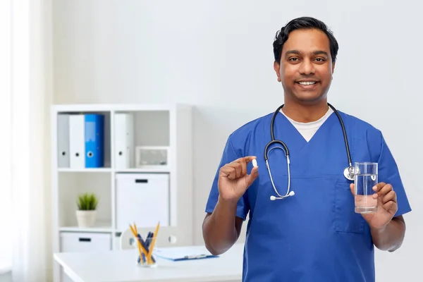 Indiaanse arts met medicijn en glas water — Stockfoto