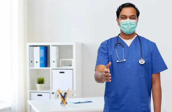 Índio masculino médico em azul uniforme e máscara — Fotografia de Stock