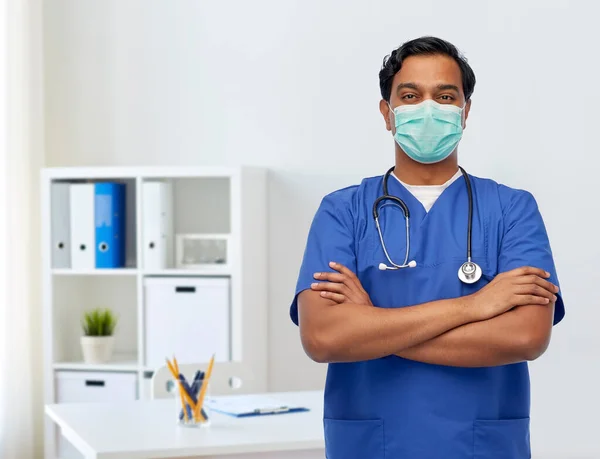 Mavi üniformalı ve maskeli Hintli erkek doktor. — Stok fotoğraf