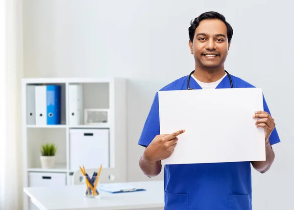 Sorridente médico ou enfermeiro com quadro branco — Fotografia de Stock