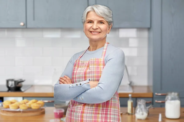 Retrato de mulher sênior sorridente na cozinha — Fotografia de Stock