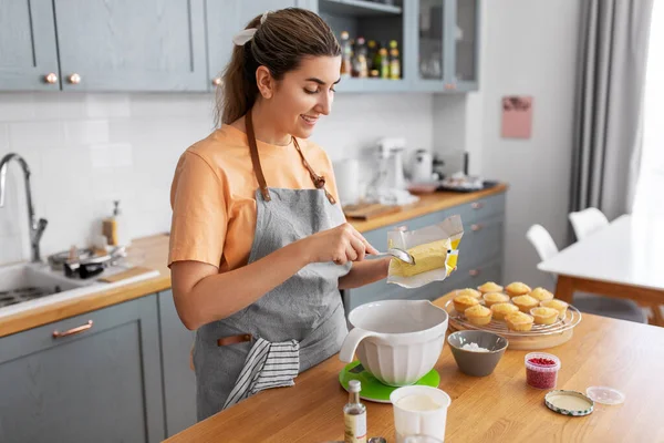 Mujer cocina comida y hornear en la cocina en casa — Foto de Stock