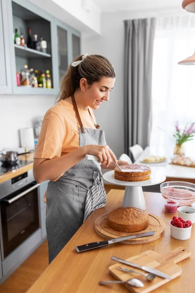 Žena vaření potravin a pečení na kuchyni doma — Stock fotografie