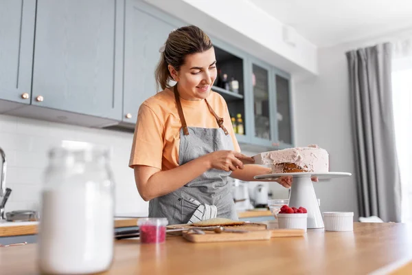 Mujer cocina comida y hornear en la cocina en casa — Foto de Stock