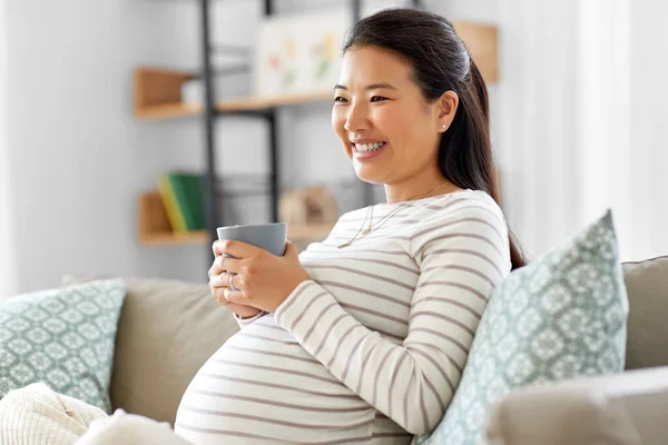 Heureuse femme enceinte boire du thé à la maison — Photo