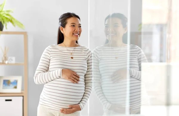 Feliz grávida asiática mulher em casa — Fotografia de Stock