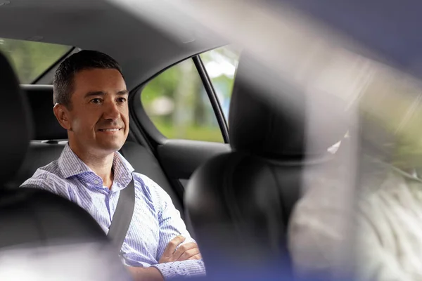 Sorrindo passageiro do sexo masculino de meia idade em carro de táxi — Fotografia de Stock