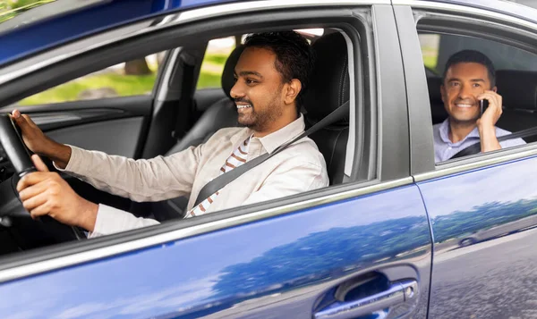 Passageiro masculino chamando no smartphone no carro de táxi — Fotografia de Stock