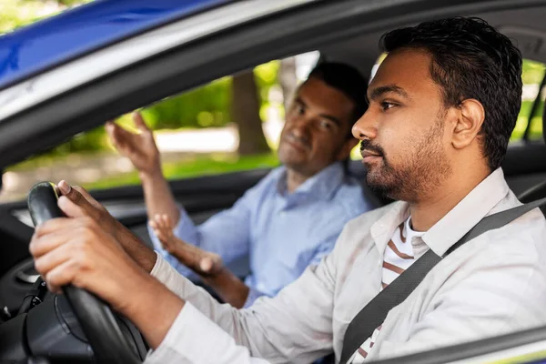 Carro instrutor de condução falando com o homem falhou exame — Fotografia de Stock