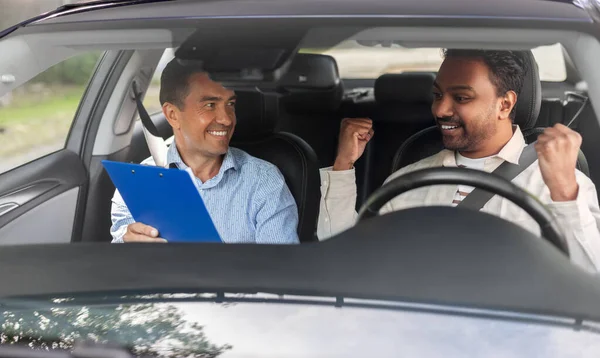 Χαμογελαστός δάσκαλος οδήγησης αυτοκινήτου και οδηγός — Φωτογραφία Αρχείου