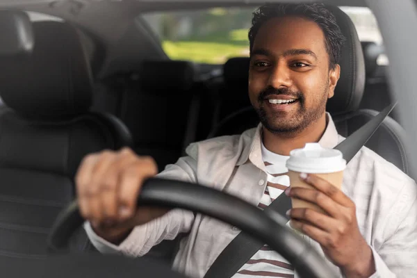 Glad indian man eller förare med kaffe körning bil — Stockfoto