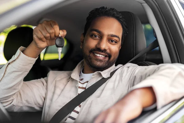 Χαμογελαστός ινδός άνδρας ή οδηγός που δείχνει το κλειδί αυτοκινήτου — Φωτογραφία Αρχείου