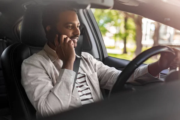 Homme indien conduisant une voiture et appelant sur smartphone — Photo