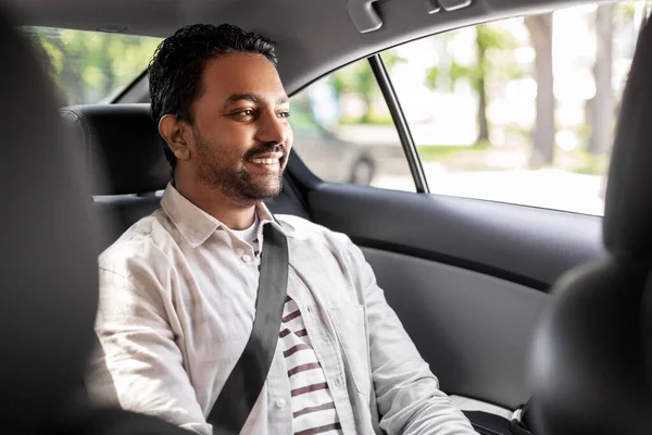 坐在出租汽车里笑着的印度男性乘客 — 图库照片