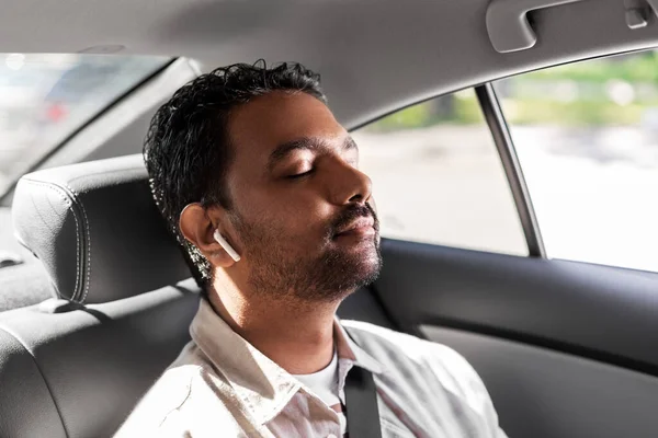 Índio masculino passageiro com fones de ouvido em táxi carro — Fotografia de Stock