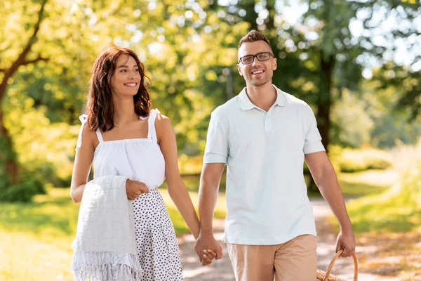 Gelukkig koppel met picknickmand in zomerpark — Stockfoto