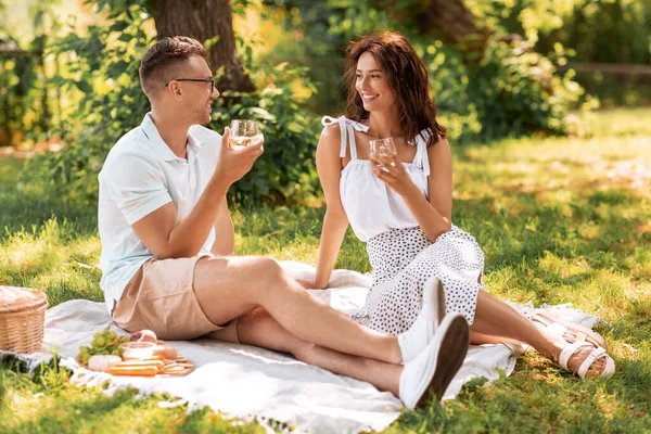 Mutlu çift yaz parkında piknik yapıyor. — Stok fotoğraf